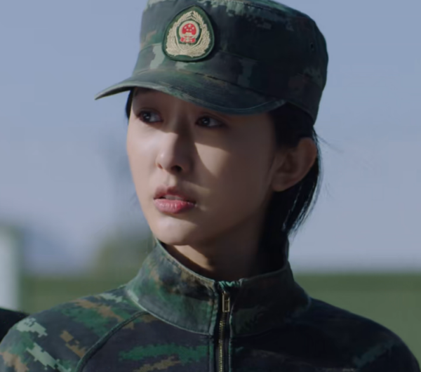 又一部軍旅劇開播，劇情還可以，但有點瑪麗蘇，演員妝容太過精緻