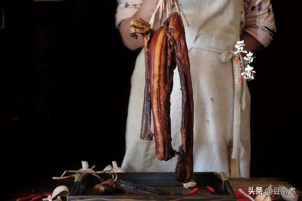 老媽每年必做的臘肉，不用煙燻不用火烤，只要把豬肉泡在醬油裡