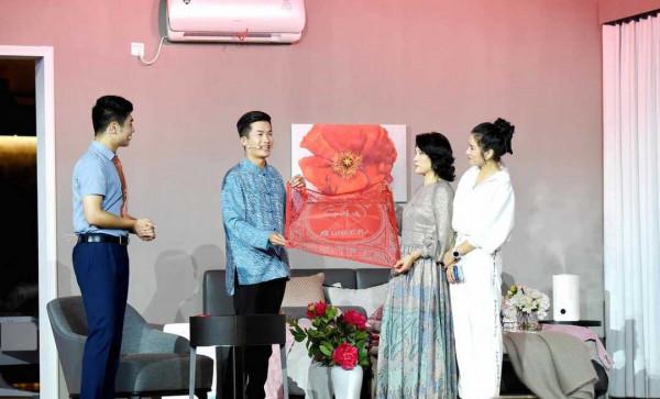 董明珠是真正見過世面的人，穿亮面連衣裙高貴大氣，自信滿滿