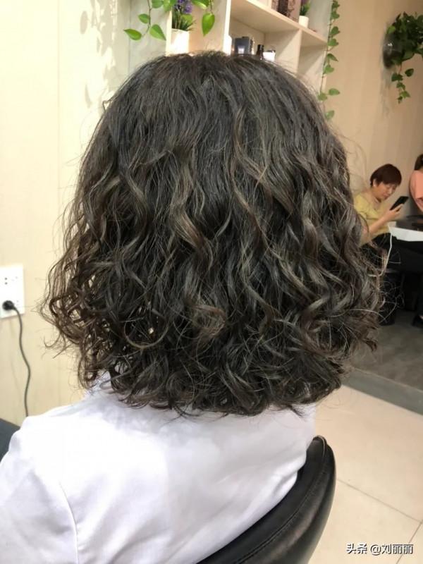 別再剪過時的髮型了，這才是當下流行的髮型，長短都能美出新花樣