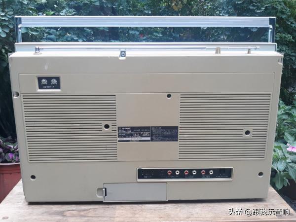 夏普 Sharp GF-818SB 是一款80年代推出的雙卡帶立體聲行動式收錄機 夏普 Sharp GF-818SB 是一款80年代推出的雙卡帶立體聲行動式收錄機