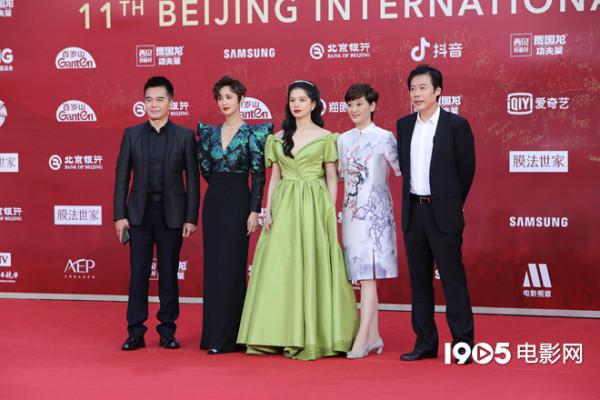 《關於我媽的一切》劇組亮相 張婧儀似在逃公主