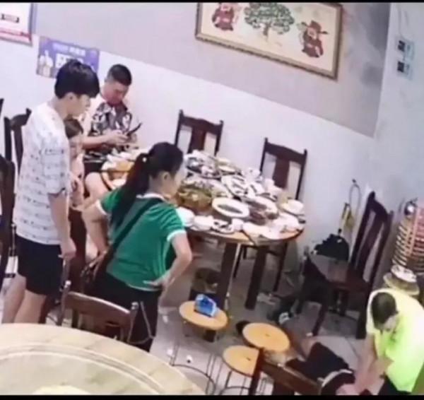 陌生人危急關頭救命，朋友在一邊玩手機，專家：請遠離無用社交