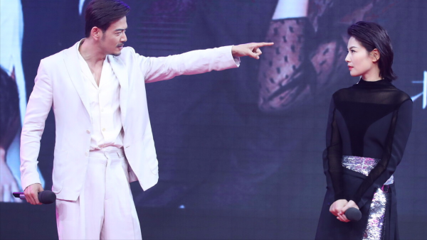 劉濤楊爍私下相處被“曝光”，兩人片場毫不避諱手拉手