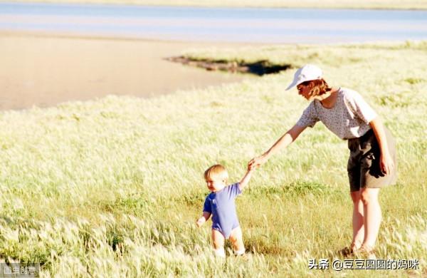1歲孩子的發育里程碑，小寶貝長大了，你發現了嗎？