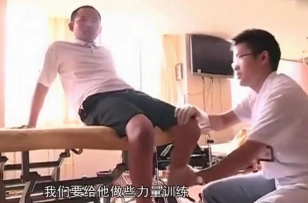 他因一次打架精神失常，離家時四肢健全，回家時雙腳已被卸下