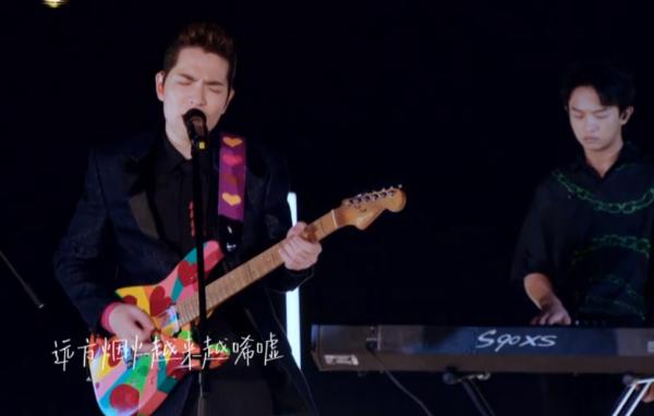 衛視中秋晚會明星造型:張碧晨人魚裙仙氣足,戚薇蓬蓬袖誇張 衛視中秋晚會明星造型:張碧晨人魚裙仙氣足,戚薇蓬蓬袖誇張