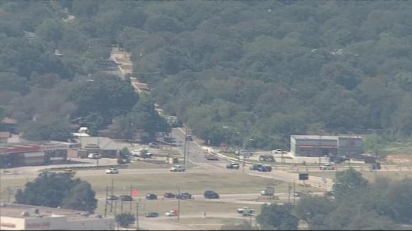 美國一軍機墜毀損壞多所房屋 飛行員墜機前跳傘逃生 美國一軍機墜毀損壞多所房屋 飛行員墜機前跳傘逃生