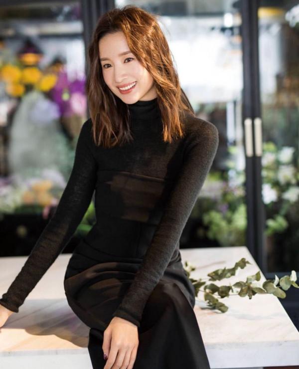 董潔總算找對了風格，穿亮紫色長裙豔而不俗，扎半馬尾美出新高度