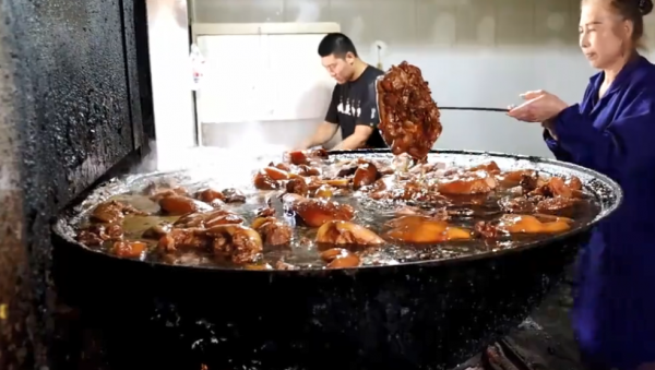 河南滷肉界的“天花板”,手藝是從孃家帶來的,一天能賣3000斤 河南滷肉界的“天花板”,手藝是從孃家帶來的,一天能賣3000斤