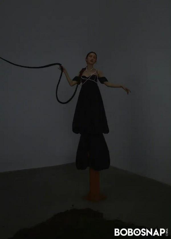 王鷗綁三米麻花辮拍大片 光影交錯間宛如暗夜精靈 ​​​