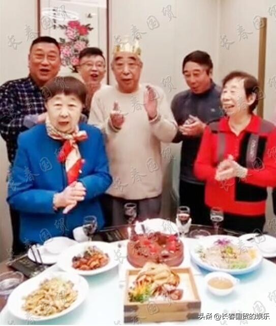 馮鞏為大哥慶生現場照曝光，五兄妹同框，如複製貼上長得太像了