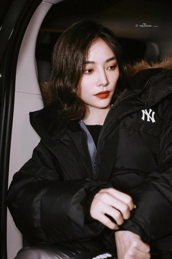 許佳琪下班，一身隨意的造型，看著好有時尚感