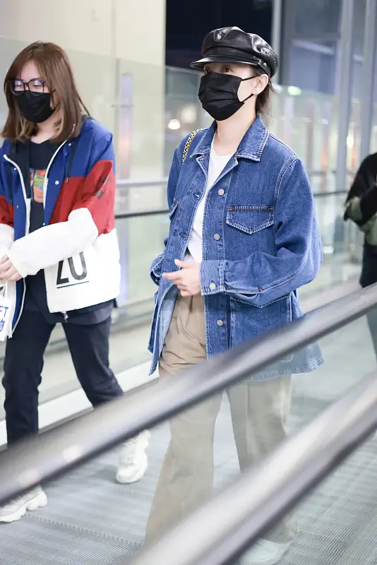 40歲宋佳是真時髦精，牛仔夾克搭紙袋褲，明豔港風氣質誰也比不過