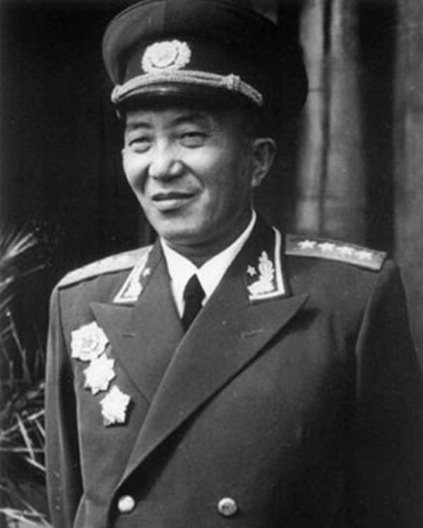 開國少將鄭國仲離家18年，1947年返鄉探親時，老母親：長官您找誰
