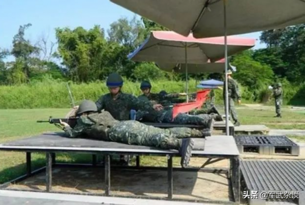 解放軍武裝直升機、運輸直升機過臺海中線了,臺士兵給錢才上戰場 解放軍武裝直升機、運輸直升機過臺海中線了,臺士兵給錢才上戰場