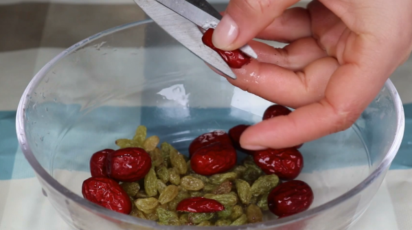 一把粉絲扔進滾燙油鍋，秒變美味，真是高手在民間，出鍋流口水了