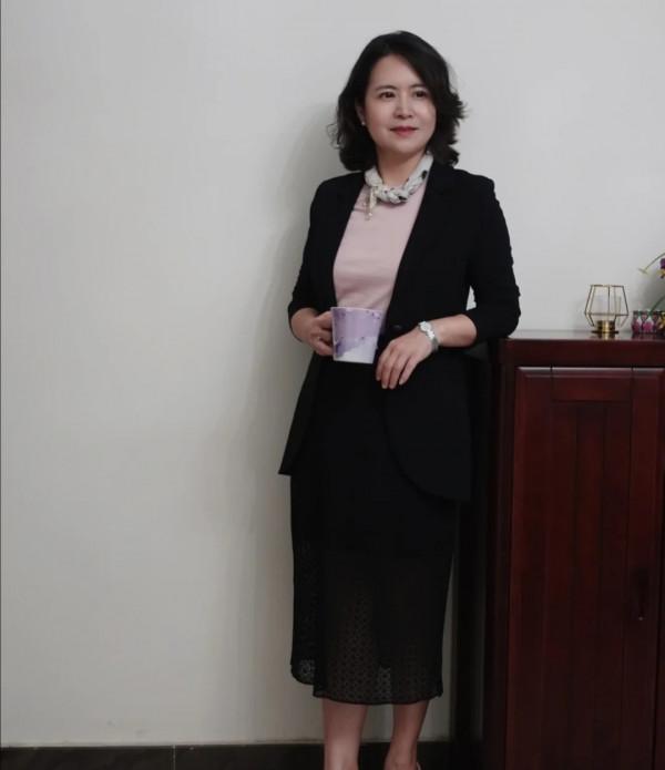 建議五六十歲的女人，日常穿搭別太花哨，不好搭配還會顯得俗氣