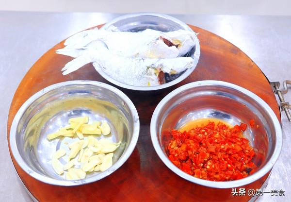 燉小黃魚很多人第一步就做錯了,難怪不好喝,廚師長教你正確做法 燉小黃魚很多人第一步就做錯了,難怪不好喝,廚師長教你正確做法