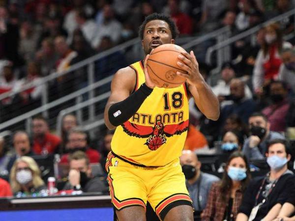 意外弄傷詹姆斯，慘遭肌腱撕裂！場均0.6分，為何他在NBA還能打？