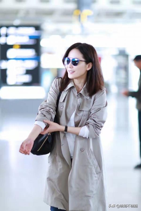 真正見過世面的女人，穿風衣很少配小黑褲，看陳數俞飛鴻就知道了