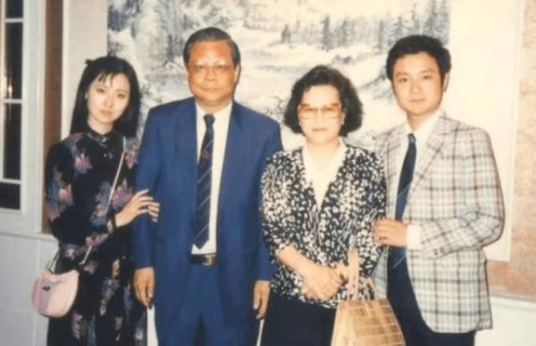 歐陽奮強：23歲飾演賈寶玉爆紅，27歲娶初戀，兒子早逝內心鈍痛