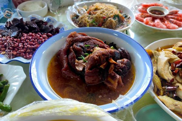 雲南朋友結婚，隨禮200塊錢，看到宴席上的菜品後，我想打包了