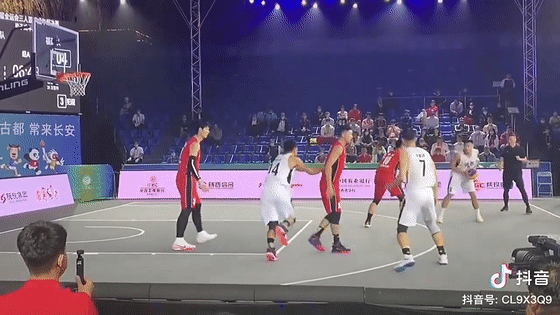 生吃王哲林！一個人扛起球隊！不愧是野球界第一分衛，太硬了...