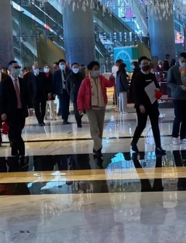 賭王四太太有排面！新年上班眾人跟隨，穿粉羽絨服扮嫩氣質太出眾