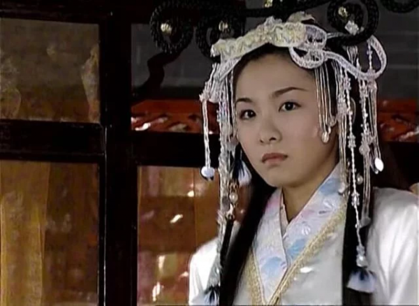 當年《風雲》劇組太窮,女演員頭頂筷子、蚊帳鉤,卻成為一代經典 當年《風雲》劇組太窮,女演員頭頂筷子、蚊帳鉤,卻成為一代經典