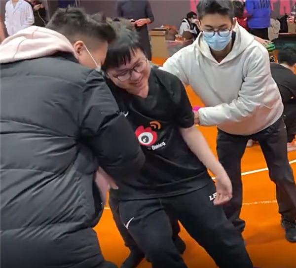 選手都橫著飛出去了？LPL運動會倒二是RNG，倒一沉默幾小時不吭聲