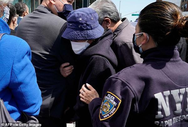 61歲中國大叔在紐約撿瓶子，被暴打昏迷8個月，最近去世了