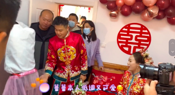 辛芷蕾回老家參加親弟婚禮，打扮低調顏值突出，和新娘熱聊感情好