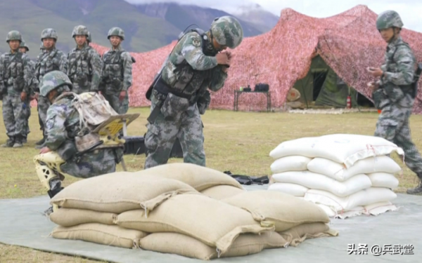 國內高原炊事班多先進?外骨骼輕鬆扛起一袋糧食,搭配無人運輸車 國內高原炊事班多先進?外骨骼輕鬆扛起一袋糧食,搭配無人運輸車