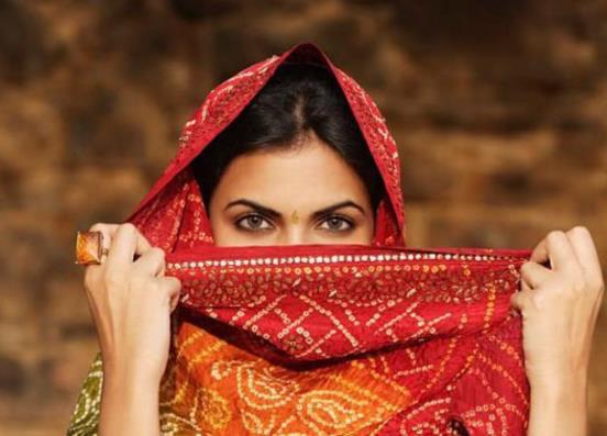 印度“水妻”生活艱辛,遊客欲援助反被拒絕,導遊:你會害了她 印度“水妻”生活艱辛,遊客欲援助反被拒絕,導遊:你會害了她