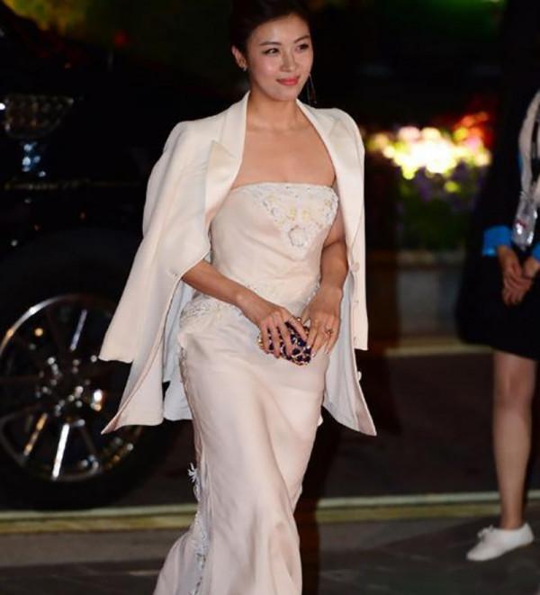 43歲河智苑穿抹胸裙出席活動，御姐範十足，粉絲大呼爺青回