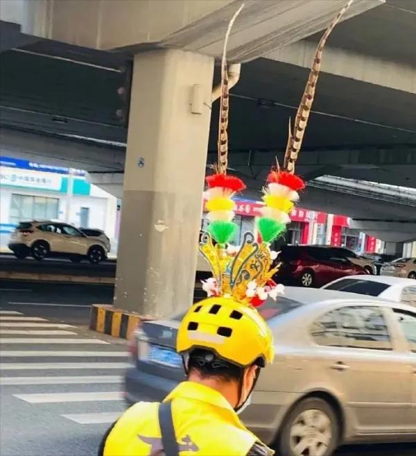 追了一年的男神同意和我交往了，前提是給他買個蘋果13？哈哈