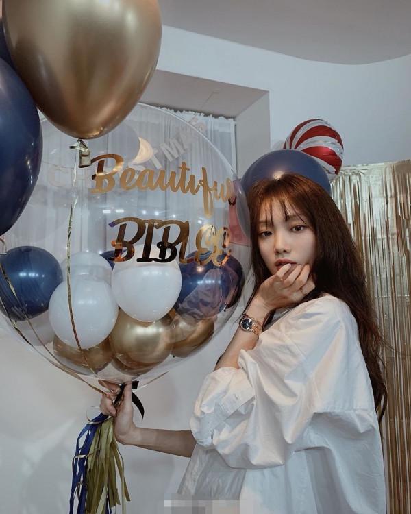 李聖經聖誕曬美照,“爛大街”白襯衫穿出女神感,腿長真的太優秀 李聖經聖誕曬美照,“爛大街”白襯衫穿出女神感,腿長真的太優秀