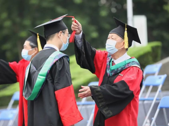 北大教授被學生嫌棄學歷低，只因本科不是985，湘潭大學躺槍