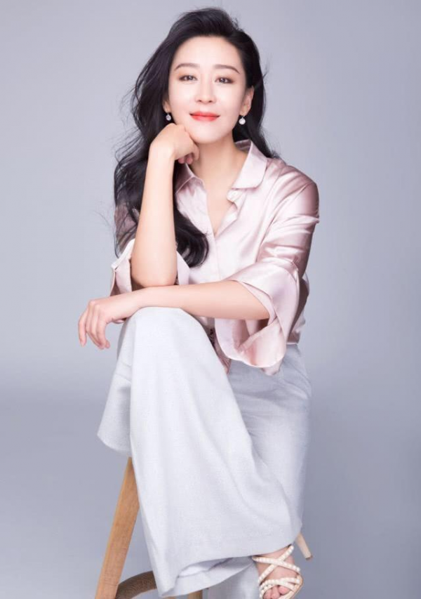 苗圃年紀越大越漂亮,穿軍綠色襯衫配闊腿褲,美出新高度 苗圃年紀越大越漂亮,穿軍綠色襯衫配闊腿褲,美出新高度