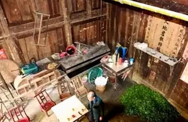 老農金絲楠木屋被估價8億，最後卻以100萬成交，兒子今窮得打光棍