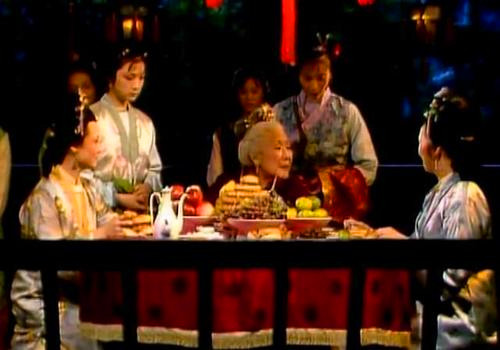 《紅樓夢》裡的中秋風俗，賈珍為什麼送賈母月餅和西瓜？