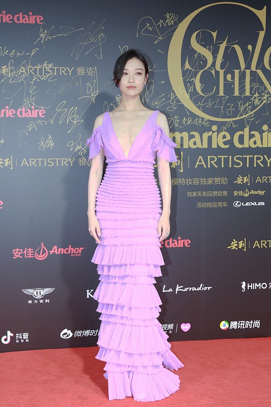 倪妮身材真挺好，糖果色修身裙加上大V領真迷人，高挑嫵媚又優雅