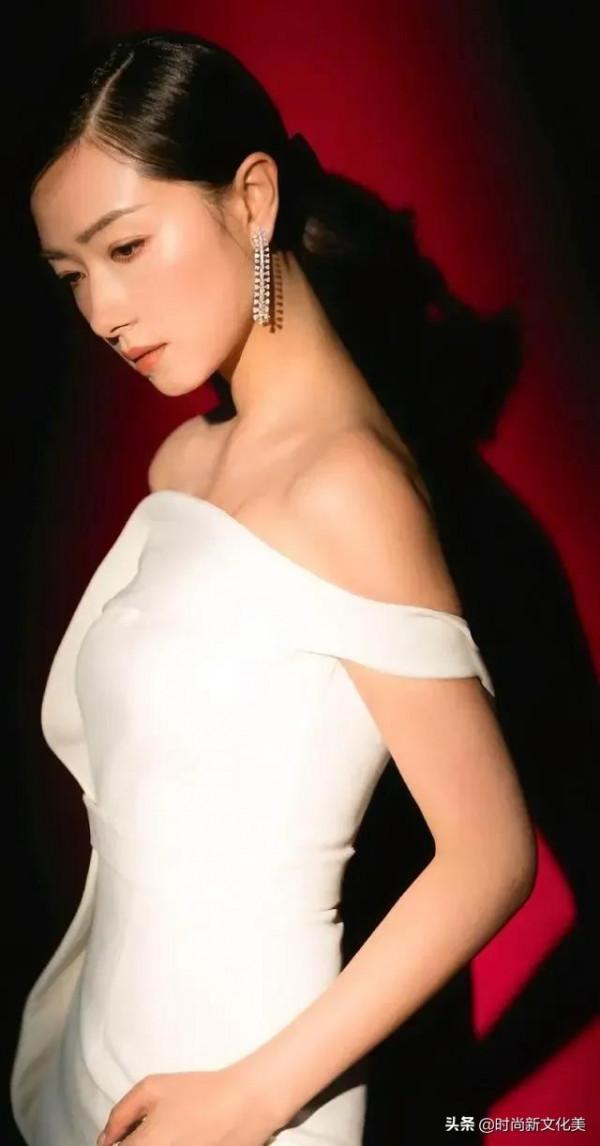 萬茜，人淡如菊，自帶風情閒看花開花落，坐待雲捲雲舒