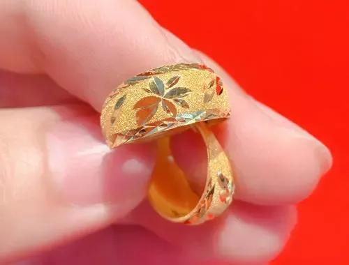 重陽節，送老人黃金耳飾有什麼講究？根據年齡，耳垂來選款