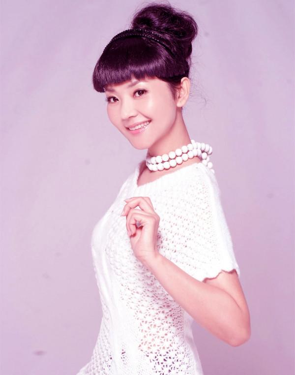 央視花旦方瓊:早年喪父,後嫁給上司,將丈夫當恩人 央視花旦方瓊:早年喪父,後嫁給上司,將丈夫當恩人