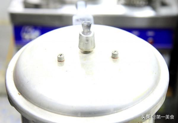 西紅柿煨牛腩怎麼做好吃，掌握焯水技巧，牛肉軟爛不腥，湯汁濃郁