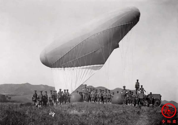 晚清老照片：康有為梁啟超逃亡期間拍合影，新娘頭頂籮筐出嫁