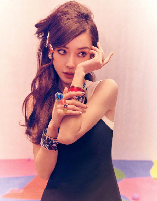 Baby最新雜誌封面曝光，煙燻妝也遮不住仙女臉，綁帶鞋有點看不懂