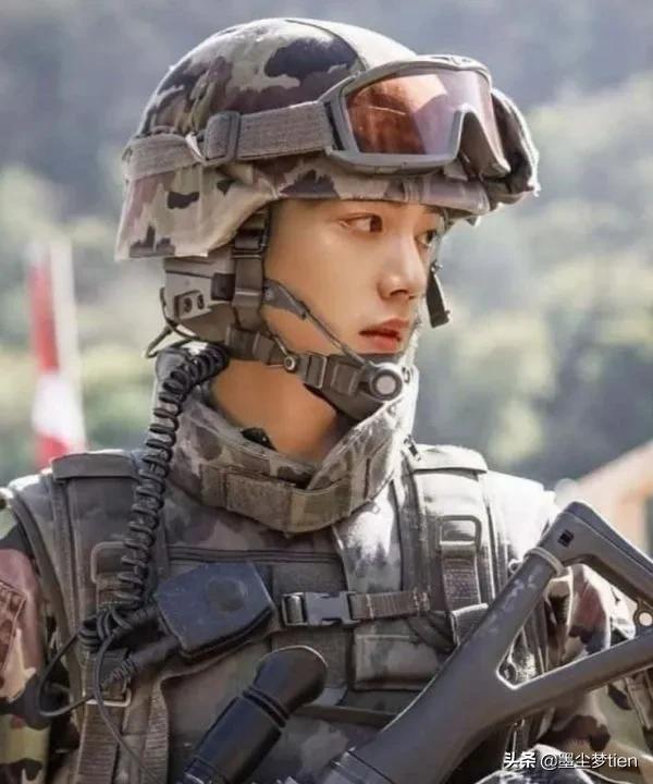 當紅男藝人穿軍裝，任嘉倫眼神有戲，看到肖戰：期待新劇